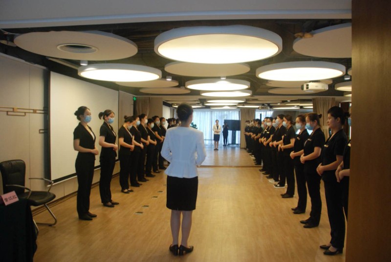 提升酒店服務品質 服務禮儀培訓、上門內訓與餐飲管理的綜合路徑